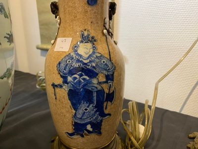 Een Chinese blauw-witte celadon vaas, een paar Nanking vazen en een famille verte vissenkom, 19e eeuw — foto 4