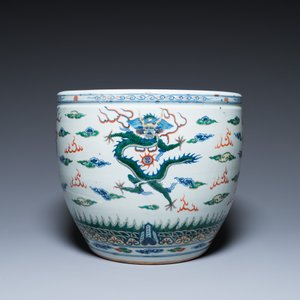 Een Chinese blauw-witte celadon vaas, een paar Nanking vazen en een famille verte vissenkom, 19e eeuw — foto 17