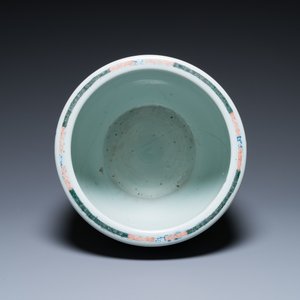 Een Chinese blauw-witte celadon vaas, een paar Nanking vazen en een famille verte vissenkom, 19e eeuw — foto 19