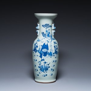 Een Chinese blauw-witte celadon vaas, een paar Nanking vazen en een famille verte vissenkom, 19e eeuw — foto 8