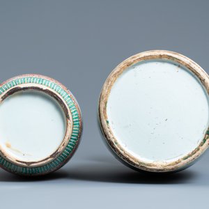Een Chinese blauw-witte celadon vaas en een famille verte rouleau vaas, 19e eeuw — foto 6