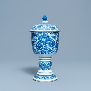 Een Chinese blauw-witte dekselbeker met floraal decor, Kangxi — foto 1