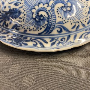 Een Chinese blauw-witte dekselbeker met floraal decor, Kangxi — foto 11