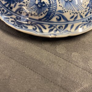 Een Chinese blauw-witte dekselbeker met floraal decor, Kangxi — foto 14