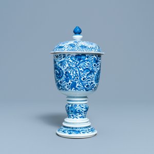 Een Chinese blauw-witte dekselbeker met floraal decor, Kangxi — foto 2