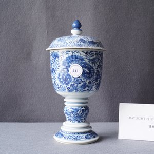 Een Chinese blauw-witte dekselbeker met floraal decor, Kangxi — foto 7