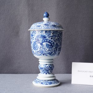 Een Chinese blauw-witte dekselbeker met floraal decor, Kangxi — foto 8