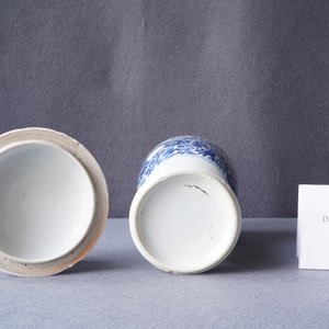 Een Chinese blauw-witte dekselbeker met floraal decor, Kangxi — foto 10