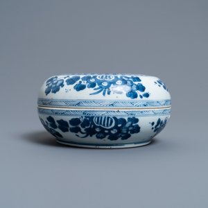Een Chinese blauw-witte dekseldoos, Kangxi — foto 2