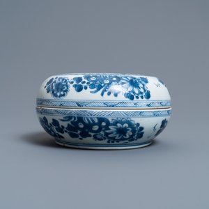Een Chinese blauw-witte dekseldoos, Kangxi — foto 4