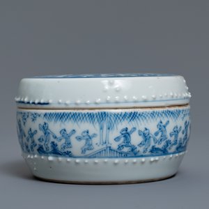 Een Chinese blauw-witte dekseldoos met figuratief decor, Kangxi/Yongzheng — foto 4