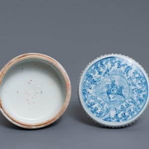 Een Chinese blauw-witte dekseldoos met figuratief decor, Kangxi/Yongzheng — foto 6