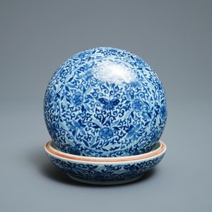 Een Chinese blauw-witte dekseldoos voor zegelpasta met vlinders, Kangxi merk, 19e eeuw — foto 1