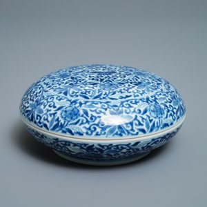 Een Chinese blauw-witte dekseldoos voor zegelpasta met vlinders, Kangxi merk, 19e eeuw — foto 2