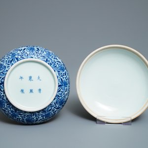 Een Chinese blauw-witte dekseldoos voor zegelpasta met vlinders, Kangxi merk, 19e eeuw — foto 8