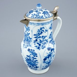 Een Chinese blauw-witte dekselkan, Kangxi — foto 1