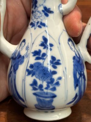 Een Chinese blauw-witte dekselkan met 'Lange Lijzen', jade merk, Kangxi — foto 12