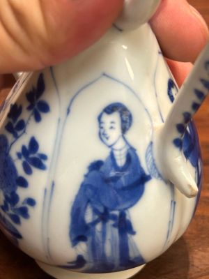 Een Chinese blauw-witte dekselkan met 'Lange Lijzen', jade merk, Kangxi — foto 13
