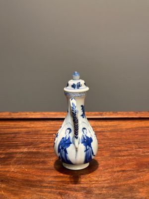 Een Chinese blauw-witte dekselkan met 'Lange Lijzen', jade merk, Kangxi — foto 4