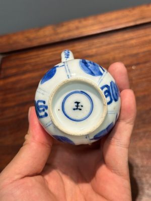 Een Chinese blauw-witte dekselkan met 'Lange Lijzen', jade merk, Kangxi — foto 6