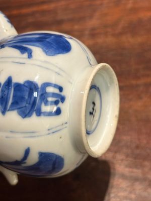 Een Chinese blauw-witte dekselkan met 'Lange Lijzen', jade merk, Kangxi — foto 9