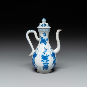 Een Chinese blauw-witte dekselkan met 'Lange Lijzen', jade merk, Kangxi — foto 4