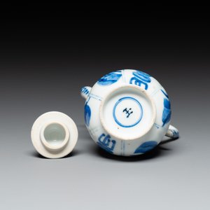 Een Chinese blauw-witte dekselkan met 'Lange Lijzen', jade merk, Kangxi — foto 7
