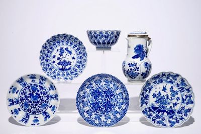 Een Chinese blauw-witte dekselkan met zilveren montuur, een kop met schotel en drie schotels, Kangxi