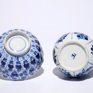 Een Chinese blauw-witte dekselkan met zilveren montuur, een kop met schotel en drie schotels, Kangxi — foto 7