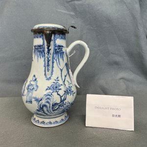 Een Chinese blauw-witte dekselkan met zilveren montuur, Yongzheng — foto 11