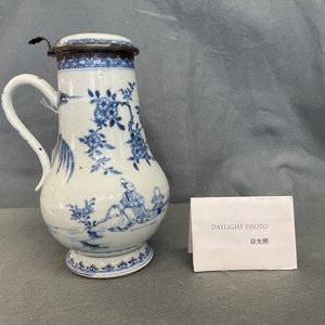 Een Chinese blauw-witte dekselkan met zilveren montuur, Yongzheng — foto 12