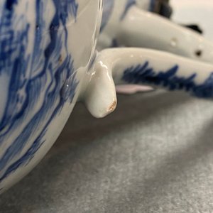 Een Chinese blauw-witte dekselkan met zilveren montuur, Yongzheng — foto 18