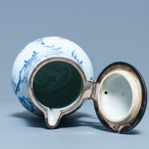 Een Chinese blauw-witte dekselkan met zilveren montuur, Yongzheng — foto 10