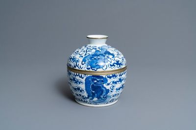 Een Chinese blauw-witte dekselkom met boeddhistische leeuwen, 19e eeuw