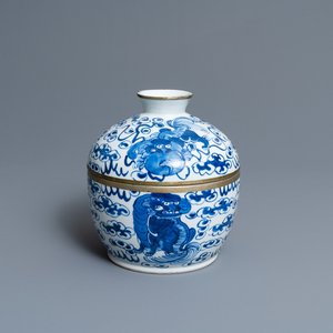 Een Chinese blauw-witte dekselkom met boeddhistische leeuwen, 19e eeuw — foto 1