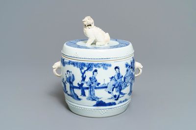 Een Chinese blauw-witte dekselkom met dames in een tuin, Kangxi
