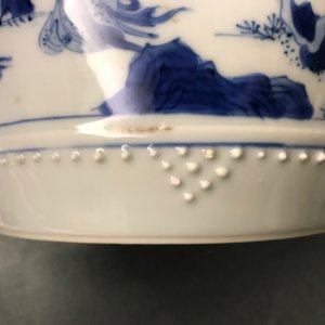Een Chinese blauw-witte dekselkom met dames in een tuin, Kangxi — foto 14