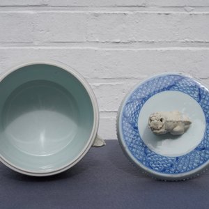 Een Chinese blauw-witte dekselkom met dames in een tuin, Kangxi — foto 21