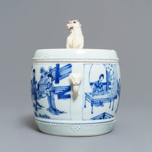 Een Chinese blauw-witte dekselkom met dames in een tuin, Kangxi — foto 5