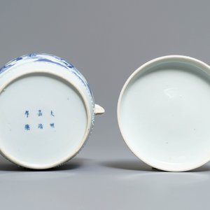 Een Chinese blauw-witte dekselkom met dames in een tuin, Kangxi — foto 7