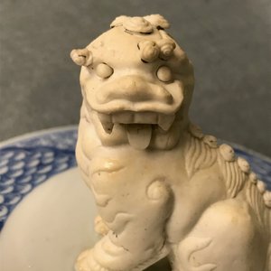 Een Chinese blauw-witte dekselkom met dames in een tuin, Kangxi — foto 9