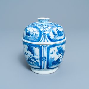 Een Chinese blauw-witte dekselkom met figuratieve medaillons, Wanli — foto 1