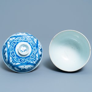 Een Chinese blauw-witte dekselkom met figuratieve medaillons, Wanli — foto 8