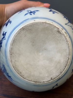 Een Chinese blauw-witte dekselkom met floraal decor en vergulde bronzen monturen, Transitie periode — foto 18