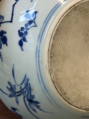 Een Chinese blauw-witte dekselkom met floraal decor en vergulde bronzen monturen, Transitie periode — foto 19