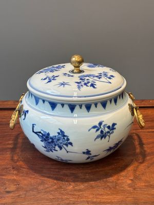 Een Chinese blauw-witte dekselkom met floraal decor en vergulde bronzen monturen, Transitie periode — foto 3