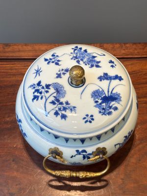 Een Chinese blauw-witte dekselkom met floraal decor en vergulde bronzen monturen, Transitie periode — foto 5