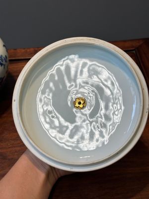 Een Chinese blauw-witte dekselkom met floraal decor en vergulde bronzen monturen, Transitie periode — foto 7