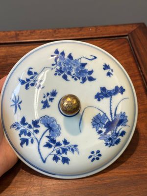 Een Chinese blauw-witte dekselkom met floraal decor en vergulde bronzen monturen, Transitie periode — foto 9