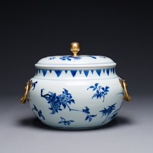 Een Chinese blauw-witte dekselkom met floraal decor en vergulde bronzen monturen, Transitie periode — foto 1